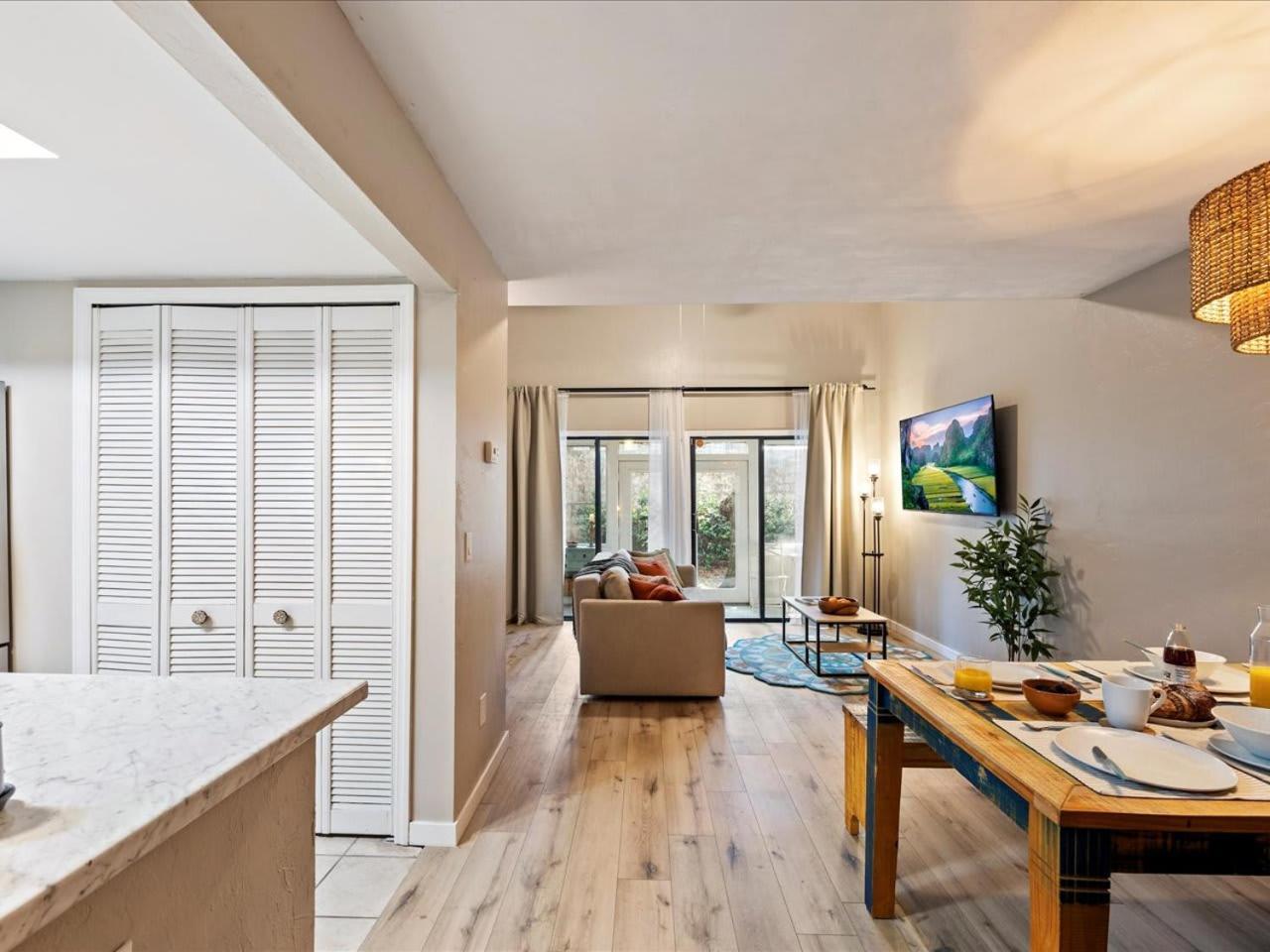 Artist'S Tower Townhome Just Renovated W Loft ゲインズビル エクステリア 写真