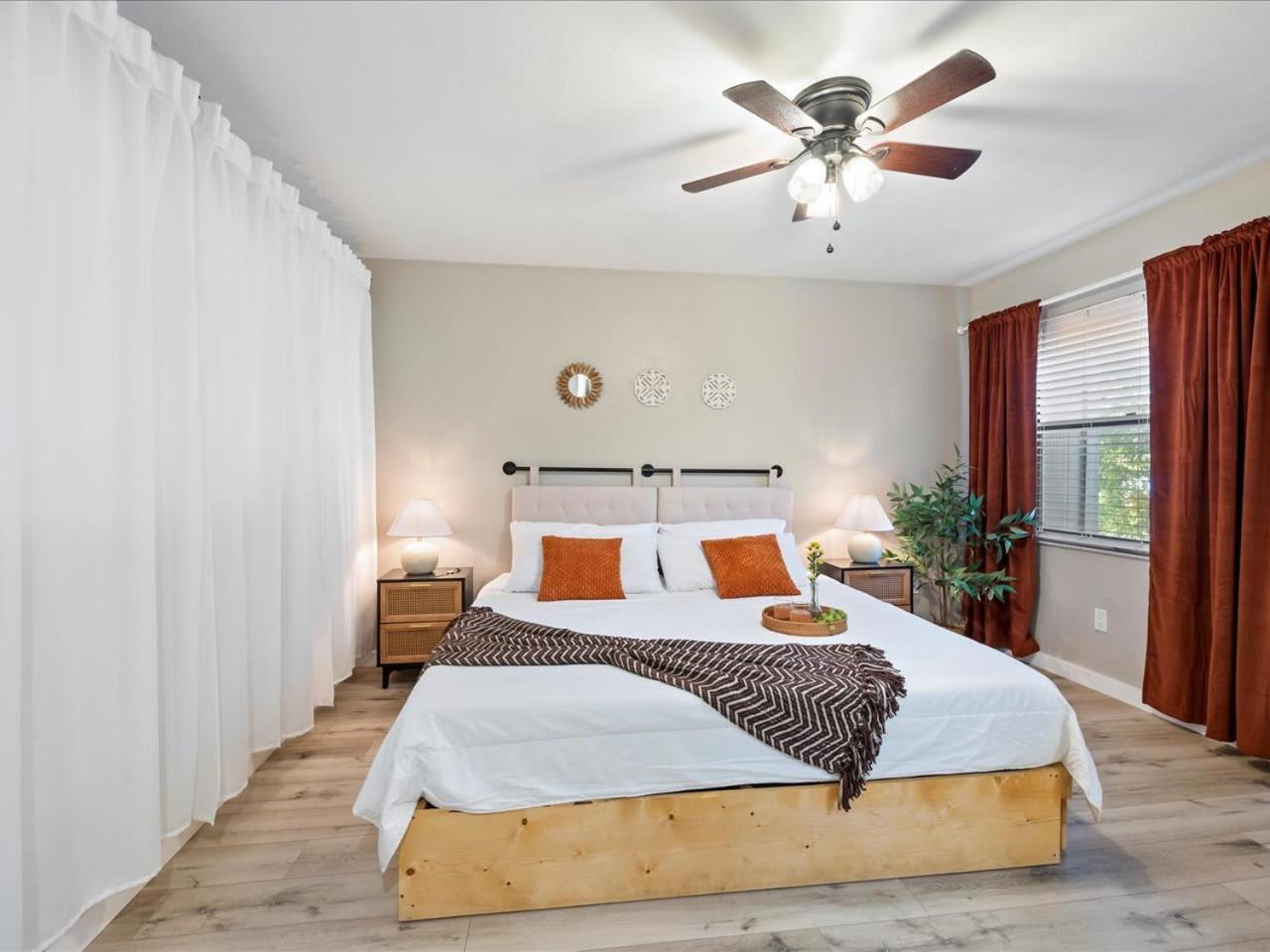 Artist'S Tower Townhome Just Renovated W Loft ゲインズビル エクステリア 写真